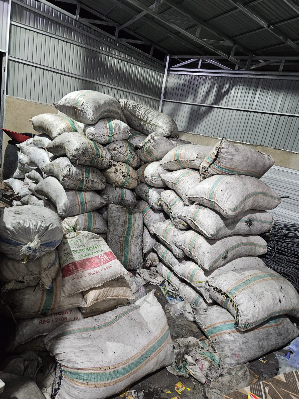 Stacked woven sacks with printed weight and regulatory markings